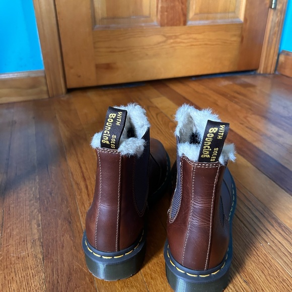 Size 9 Dr. Martens 2976 Chelsea Boot - Picture 4 of 6